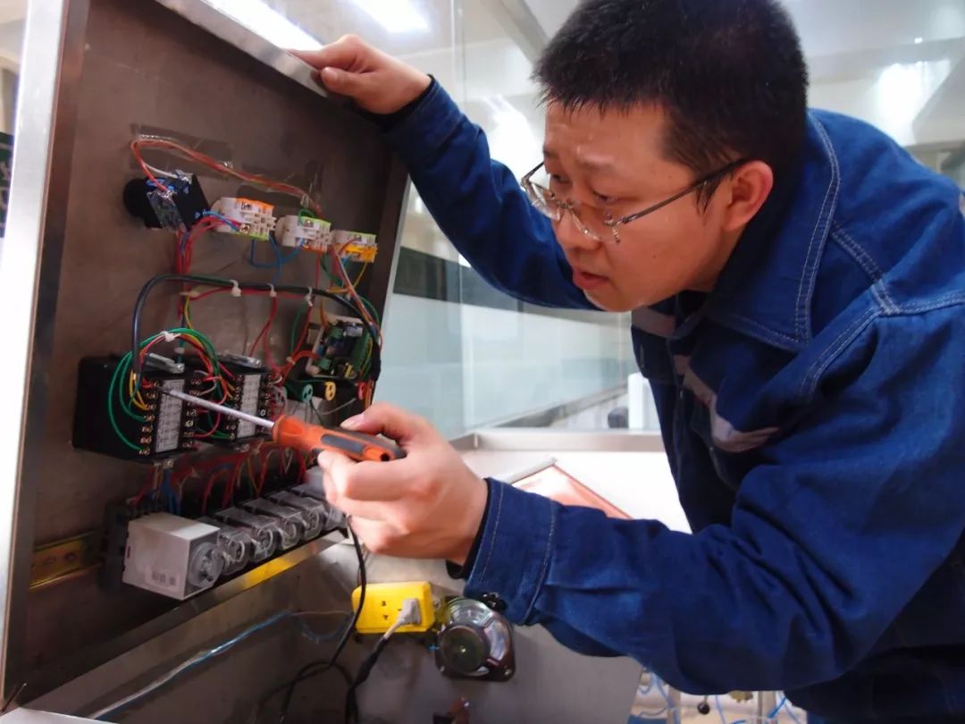 孙磊代表同煤集团参加了本次大赛综采维修电工组的决赛,赛场上,他有条