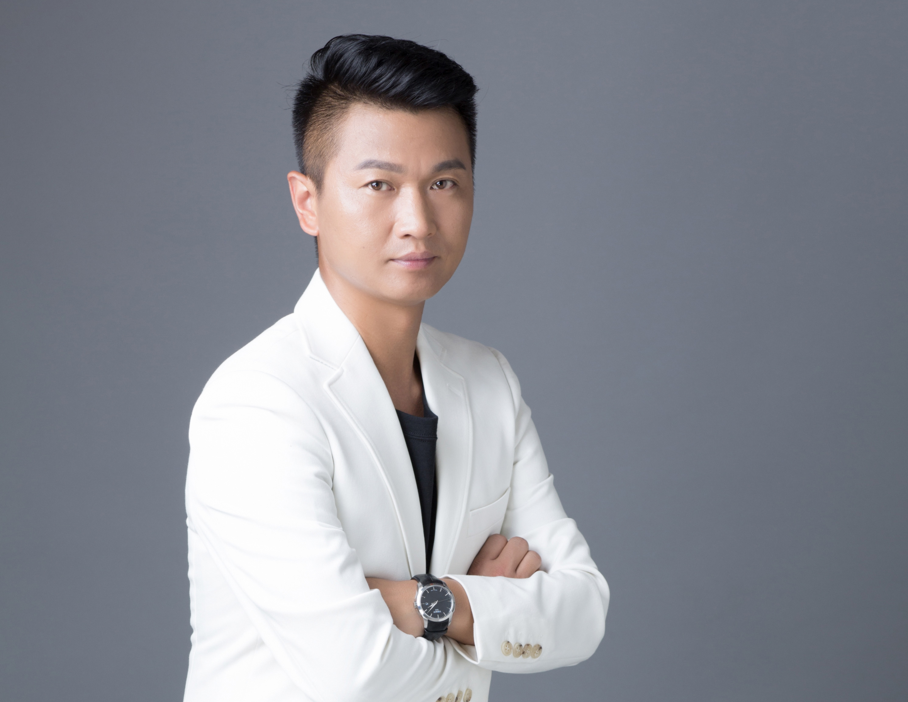 他在某直播平台上,拥有150万的粉丝,一首原创歌曲《男人不怕苦》,一经