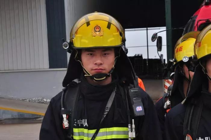 近10年来,宋杰参加火灾扑救抢险救援1000余起,在每次战斗中,他既是