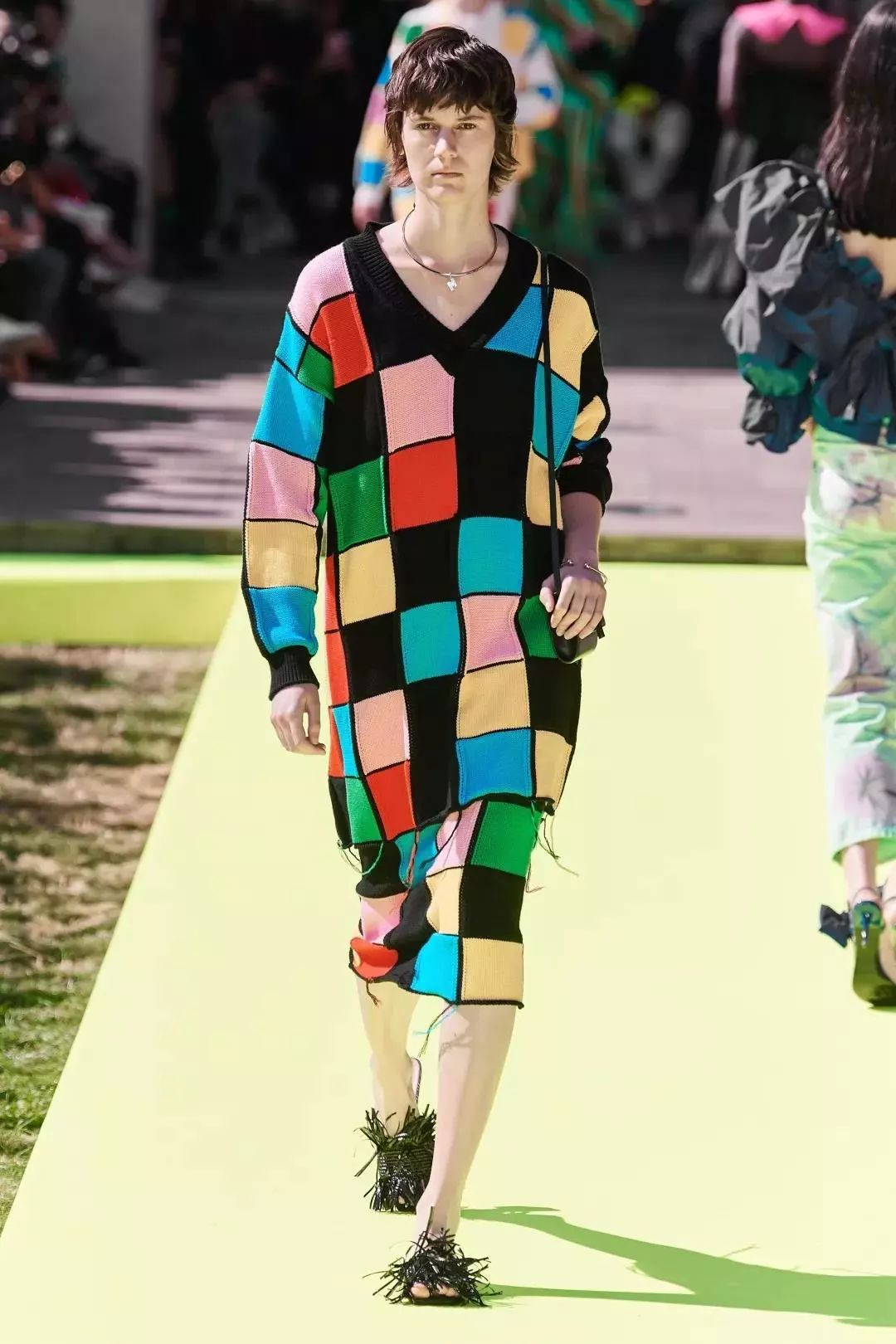 刺激感官的丰富色彩打造年轻前卫的造型,局部添加的几何图形,独特的