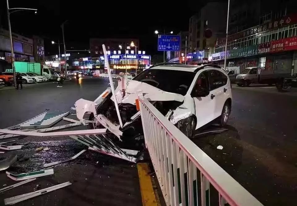 赤峰发生两起车祸!护栏被撞烂,电动车卷入工程车底!