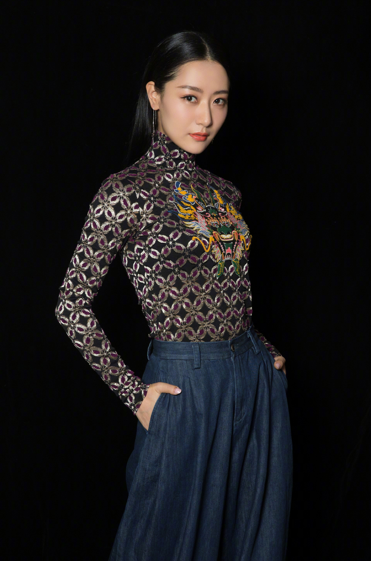 33岁白冰丸子头显高挑,穿格纹西装裙套装,叠穿黑纱裙太优雅