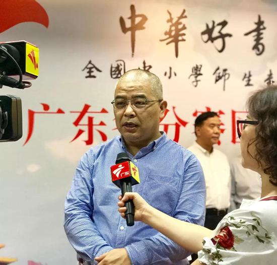 分赛区组委会副秘书长,梅山小学校长刘东风接受媒体采访分赛区组委会
