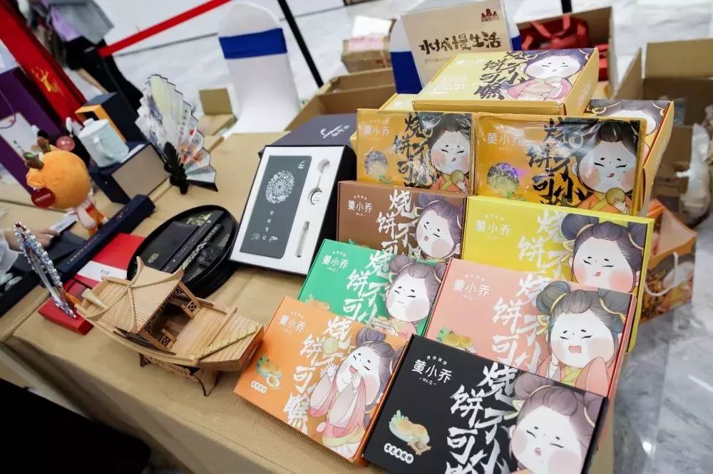 精美的泰州特色文创产品互动抽奖热情洋溢在推介活动现场,泰州文旅