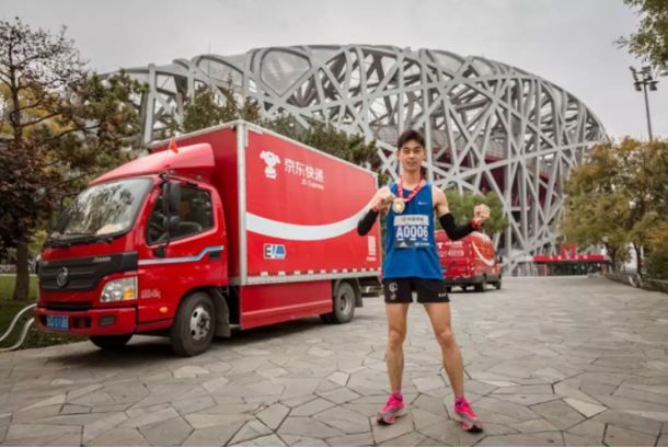 许多服务本次北京马拉松的京东物流同事们在起点给玉帅加油鼓励, 在