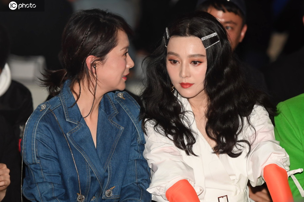 范冰冰甜美卷发台下看秀现场与海清热聊不断