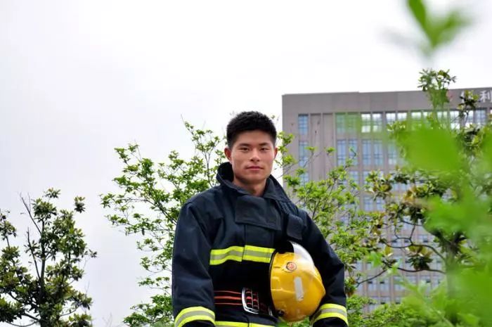 近10年来,宋杰参加火灾扑救抢险救援1000余起,在每次战斗中,他既是