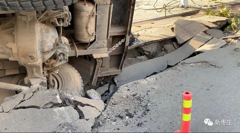 惊险!今天枣庄一大货车经过解放路时突然发生塌陷