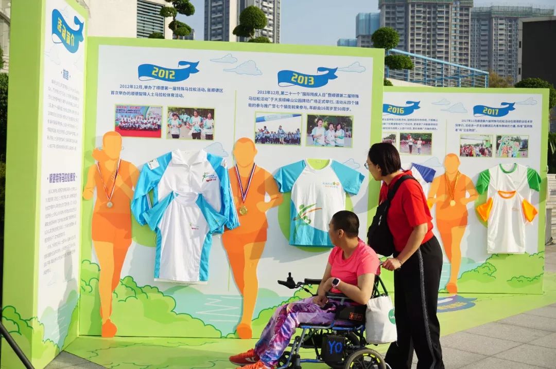 历届特马展示板活动场地展板活动留影区本届顺德特马活动吉祥物"小马"