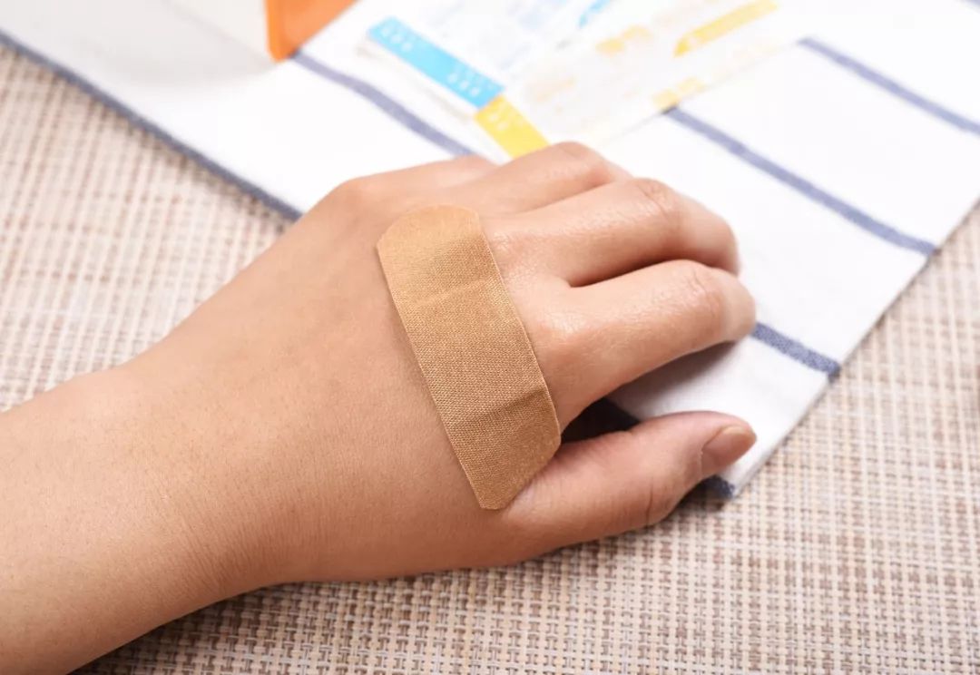 一起来了解一下吧~如何正确使用创可贴?哪些情况不能用创可贴?