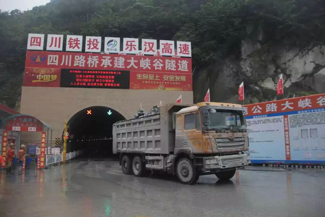 近日走进金口河区,可以看到峨汉高速公路大峡谷隧道正全力推进建设,最