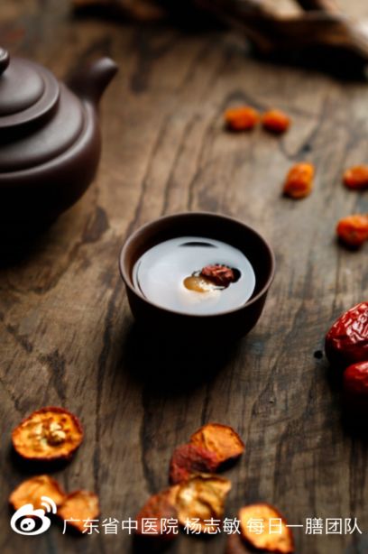 每日一膳养肝血祛瘀滞安神助眠用这三味中药泡茶对于长期熬夜眼睛经常