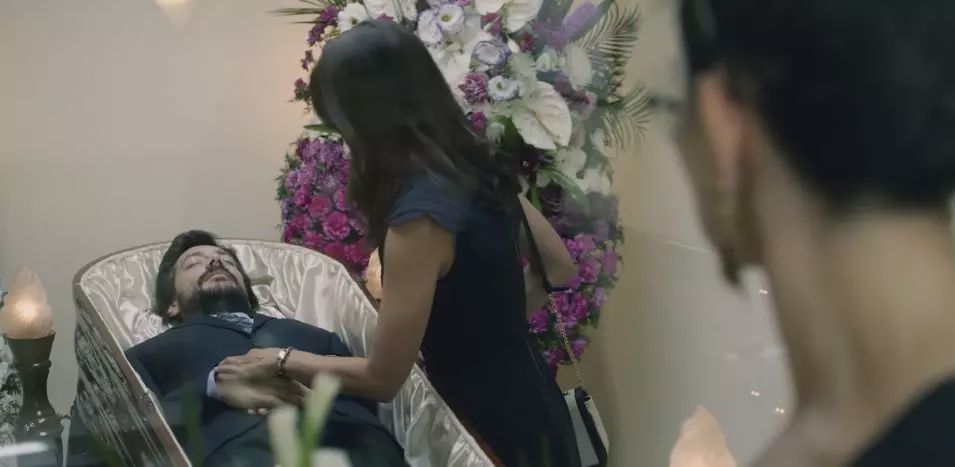 西班牙毁三观神剧码头第一季开头一分钟尺度就逆天