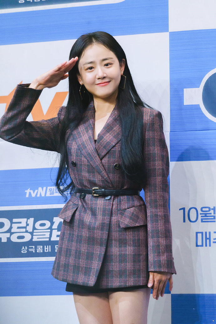 原创32岁前国民妹妹文瑾莹久违现身格子裙秀美腿却被圆脸耽误