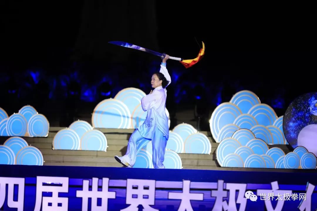 (吴敏表演八卦游身连环掌(楚凤莲表演翻子拳(郭良表演剑术(林秋萍