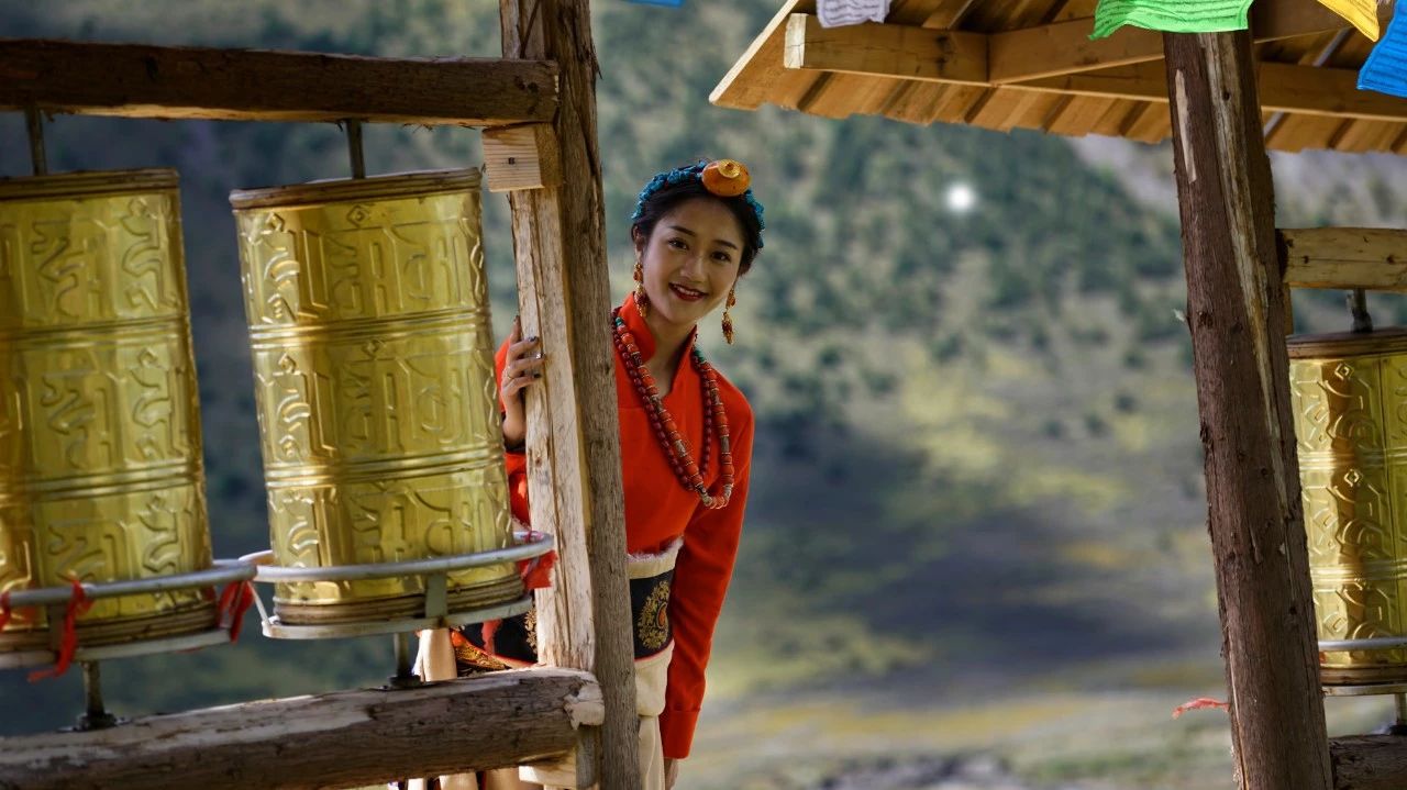 木雅公主的爱情而修立的这条转经筒栈道是当地人为纪念群峰为屏观景台