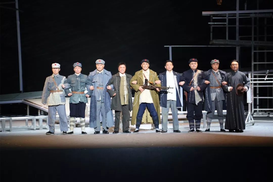 革命史诗话剧一心向党全省巡演在神农架完美收官