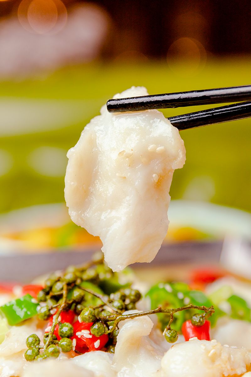 鱼肉爽滑嫩白,任性到只选用无刺的龙鱼肉,吸收满满泰式风味汤汁,鲜美