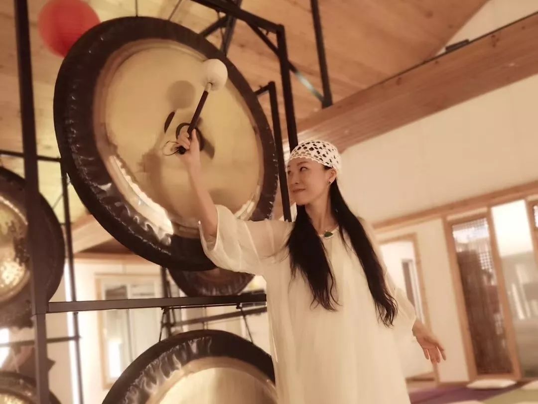 借助乐器及人体自身的声音,通过共振,引领声音的疗愈力渗透至身体的每