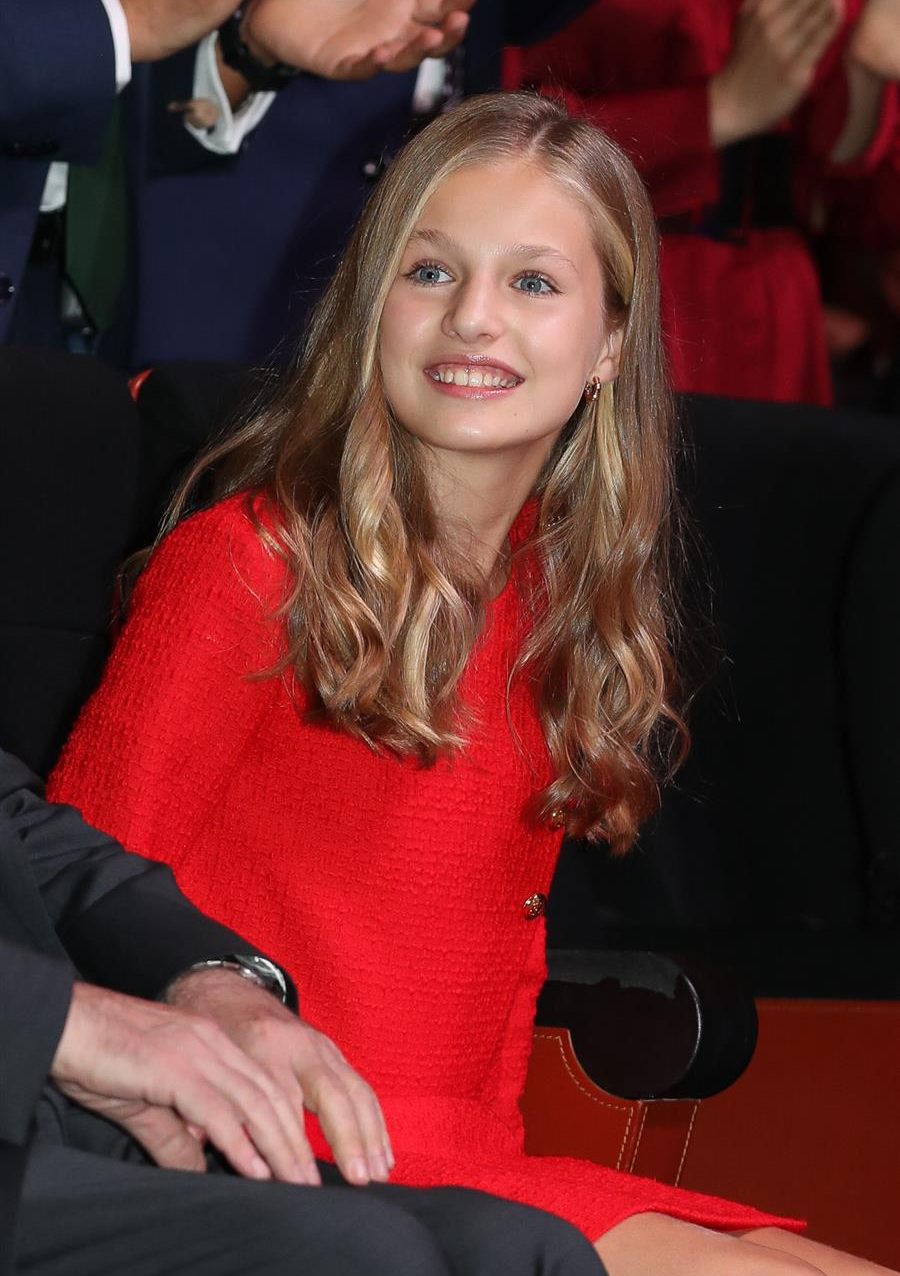 原创西班牙国王带妻女现身14岁长公主穿红裙演讲比老妈西服还抢镜