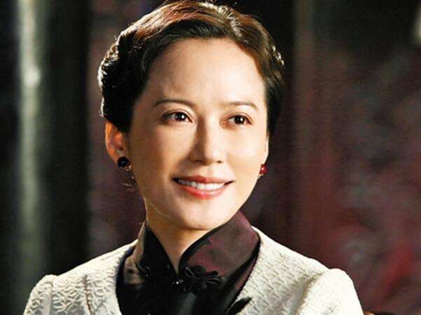 最终剧组尊重了邱爱伦的意见,选择了另外一个气质女演员——俞飞鸿.