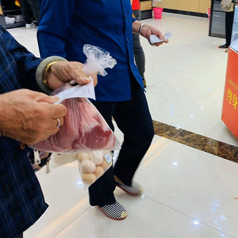 马山某超市138元/斤的特价猪肉遭疯抢!
