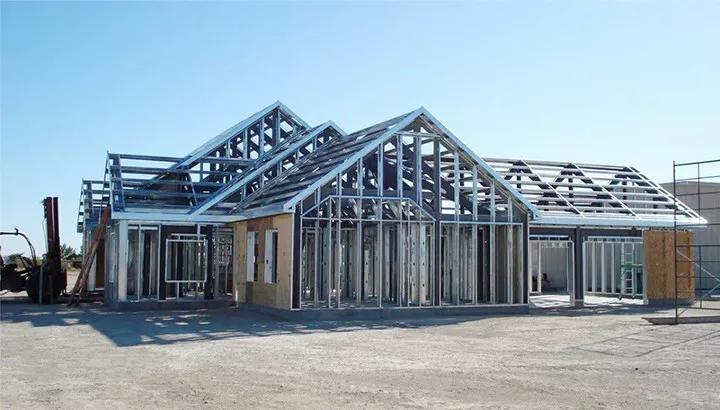 10天搭建完成现场曝光轻钢房屋墙体结构安装过程