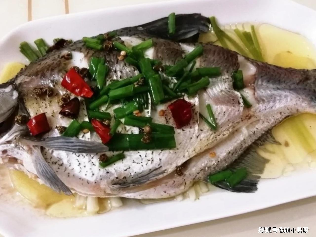 肉質散爛的清蒸魚,原因是用了冷水上鍋蒸法,魚肉還沒添加生薑,料酒