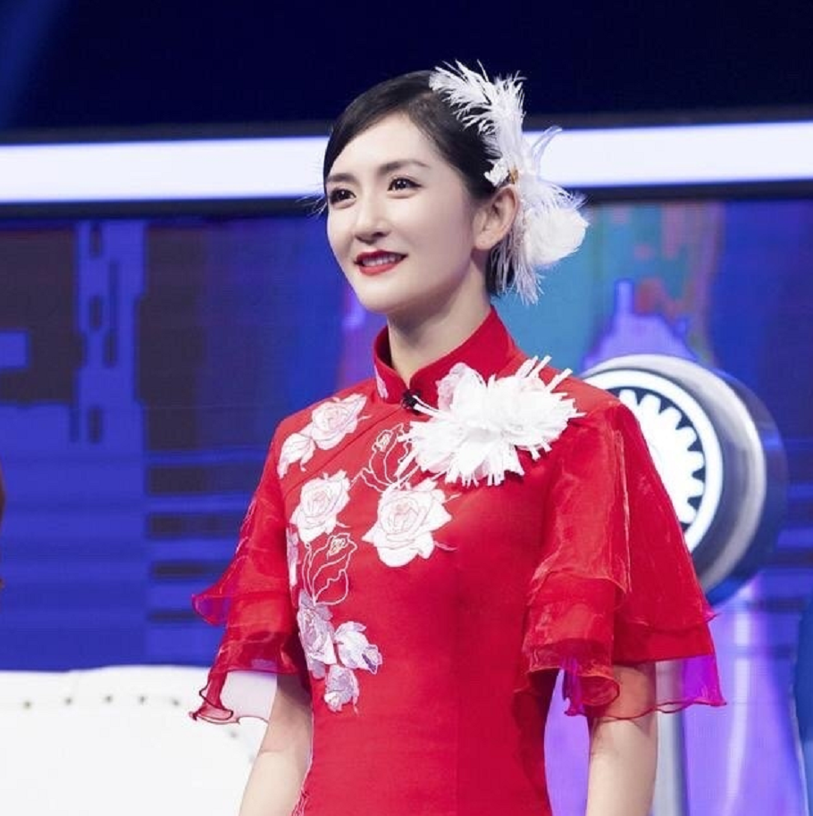 谢娜模仿情深深雨蒙蒙白玫瑰除了气质感觉还差点还真挺好看