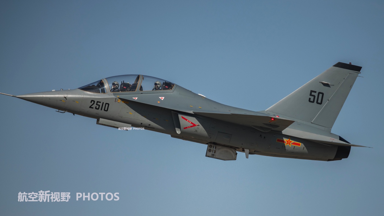 洪都教10高清组图我军第一款高性能高级教练机只差好发动机