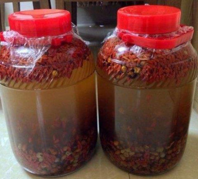 农村那种野果很扎人,泡酒后功效如同"生蚝",功效十分好