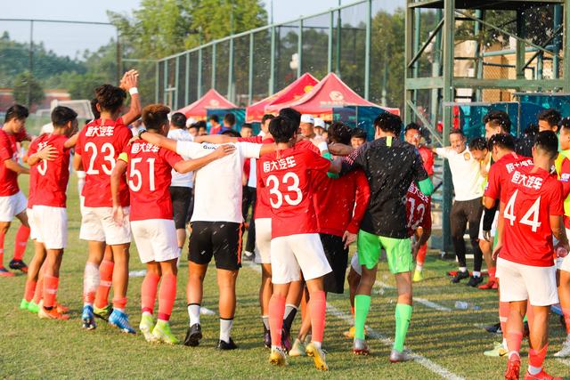 恒大足校小将夺冠捅破窗户纸演绎青超版凯泽斯劳滕神话