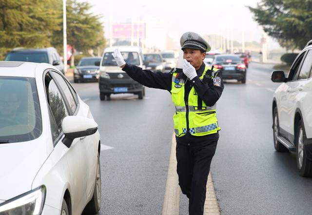 现年48岁的王凤三,应聘到鄂州市公安局交警支队当辅警已有个4年头.