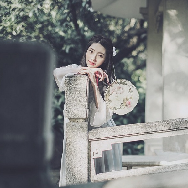 手持圆扇的古装美女超凡脱俗