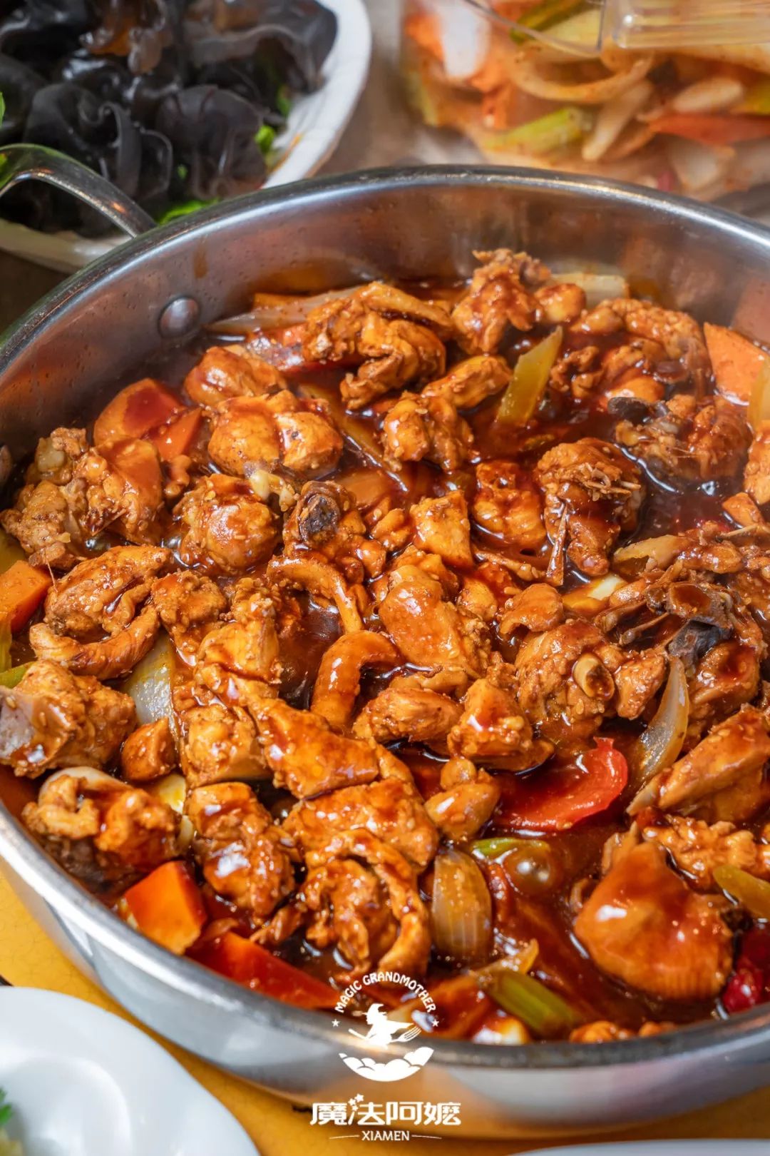 三黄鸡焖锅· 不同口味的焖锅,任你挑 ·酱汁是焖锅的灵魂,酱汁在没打