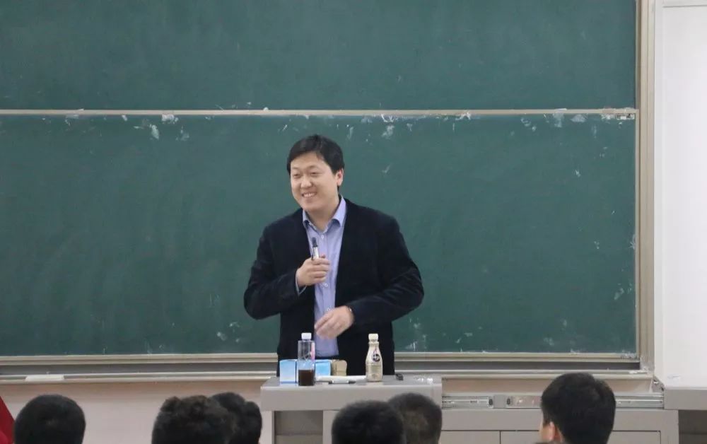 讲座伊始,商学院副院长徐京平老师做开场词.