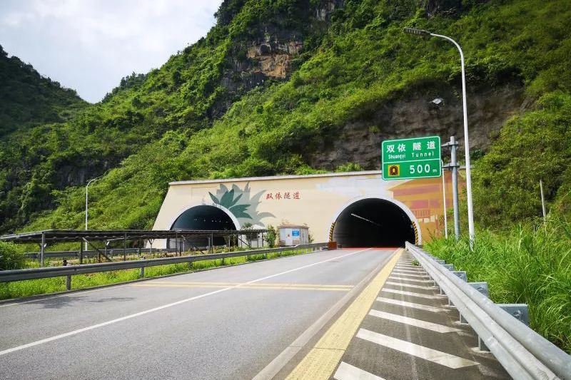 为确保百靖高速公路施工质量创优,项目部在前期认真做好试验路段施工