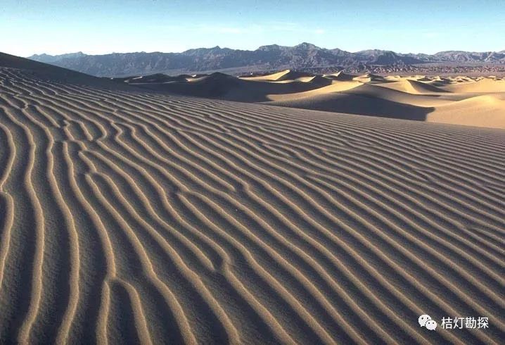 美国死亡谷风成波痕和沙丘05但也产于花岗岩等岩石中.