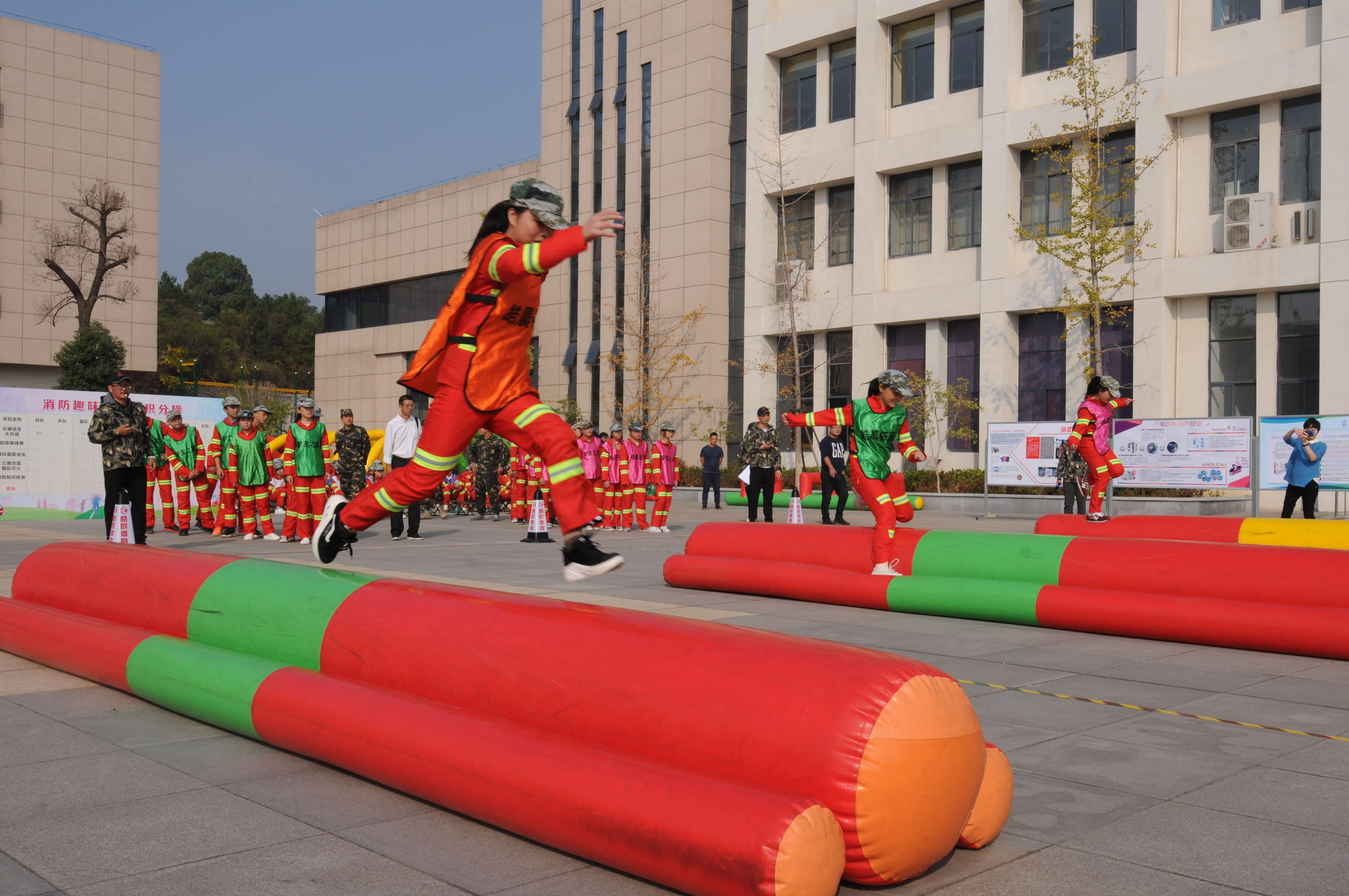 湖北鄂州:举办消防趣味运动会 游戏中get消防新技能_参赛