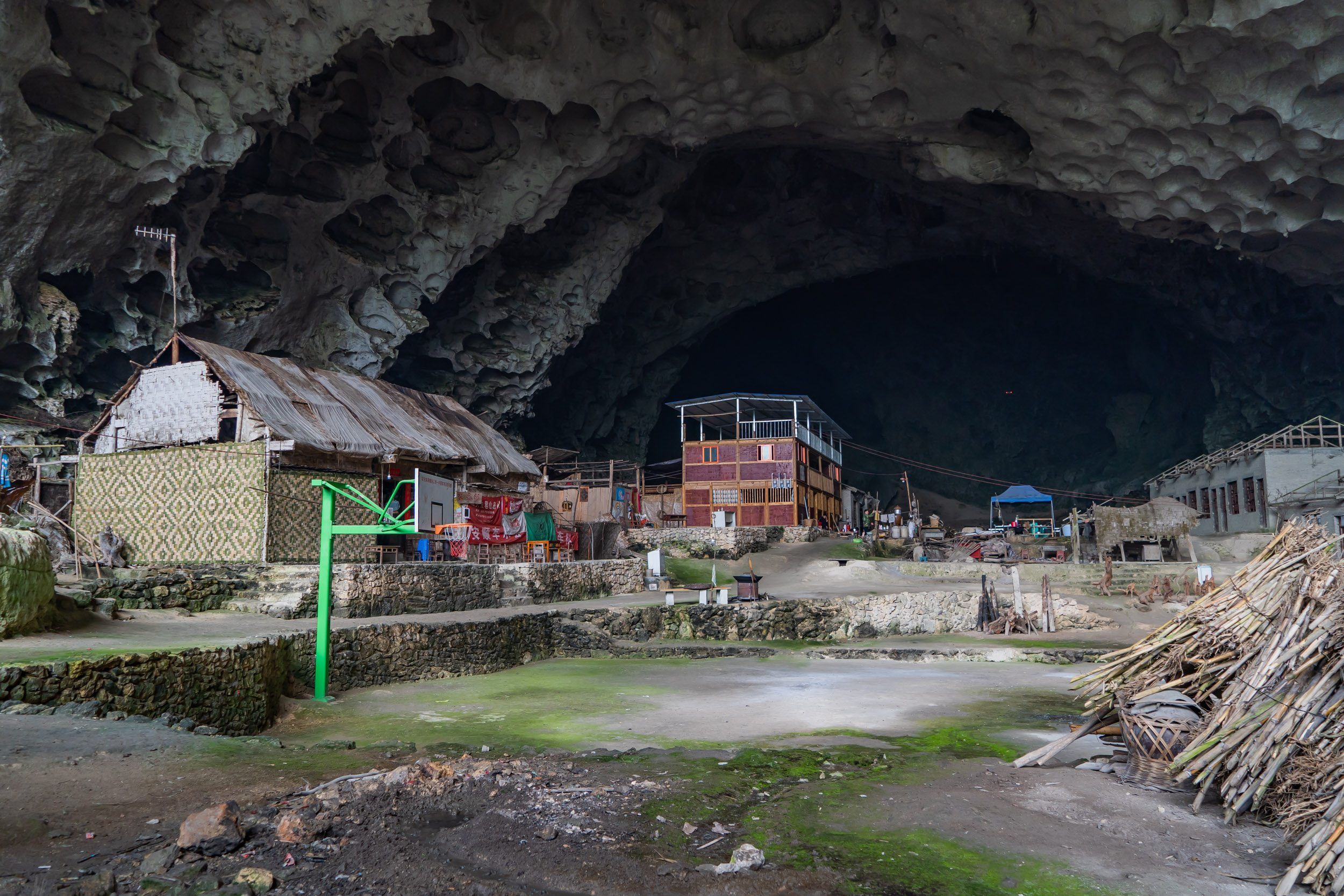 贵州大山有一山洞,住着18户人家70多人