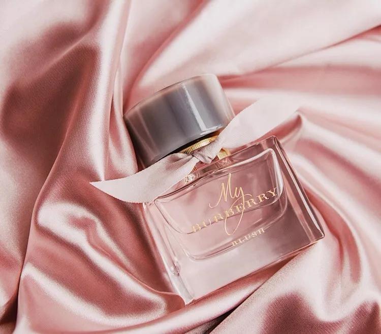 巴宝莉新款 最少女的香水 粉嫩甜幼的气味腮红_blush