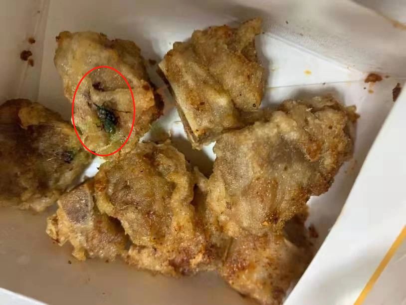 炸排骨里吃出苍蝇,顾客投诉到消协!小事处理不好成"大事"!