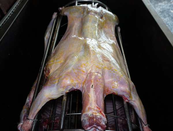 舌尖上的北疆烤活羊承诺现吃现宰只卖鲜活羊子树行业标杆