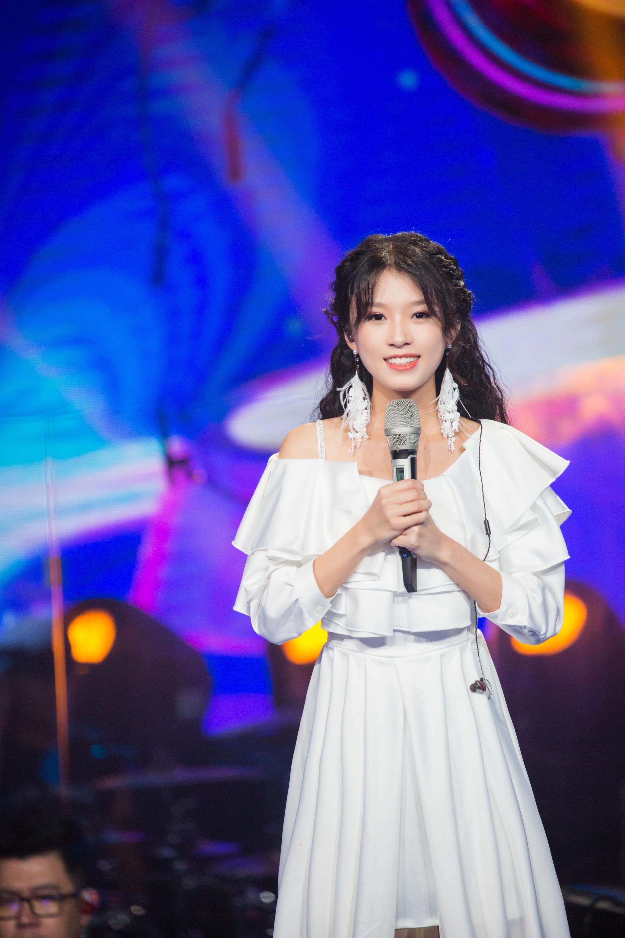 《嗨唱转起来》仝卓,洪一诺现身舞台 新生代歌手对话怀旧金曲