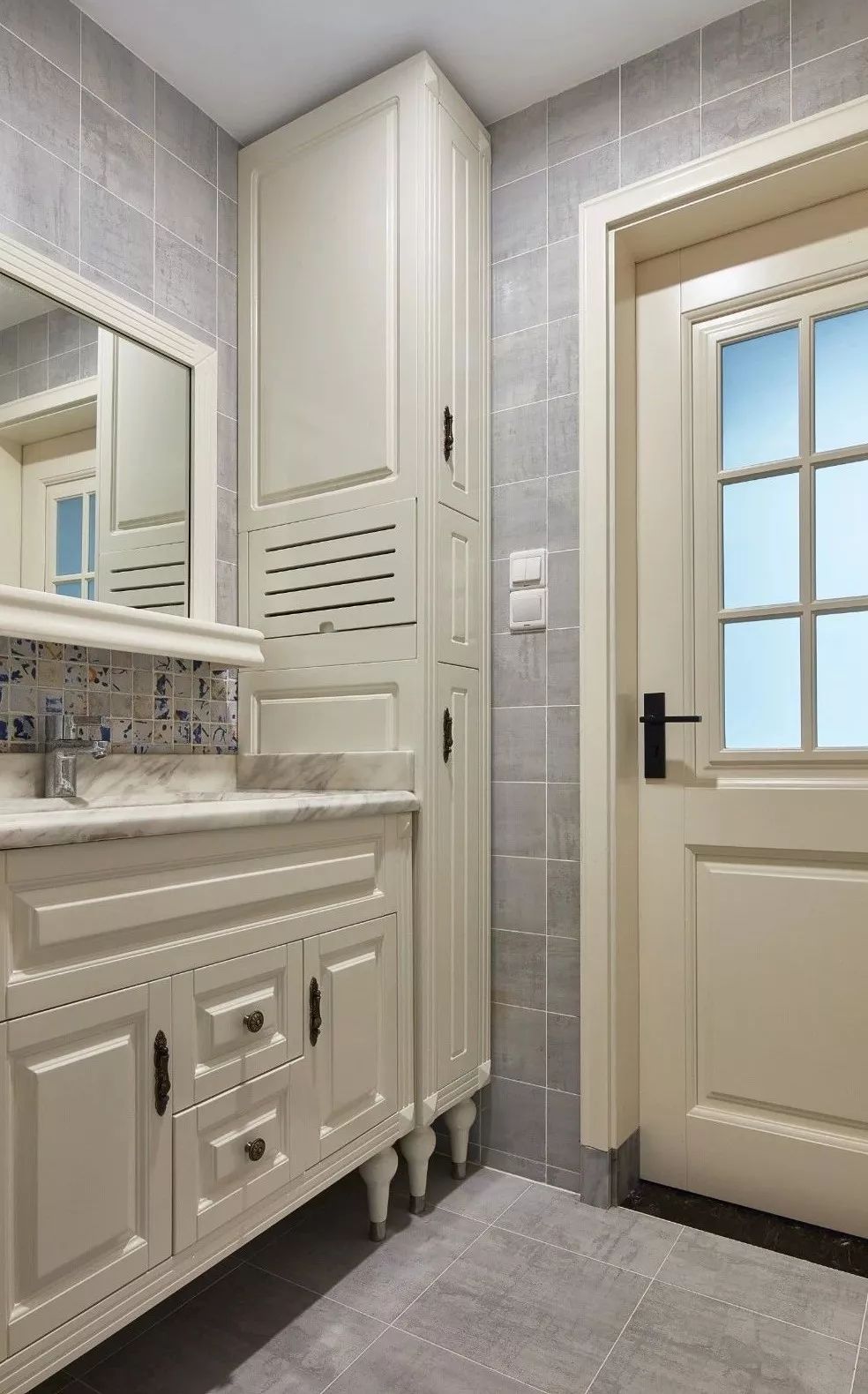 卫生间门选什么款式好既要美观又要防潮