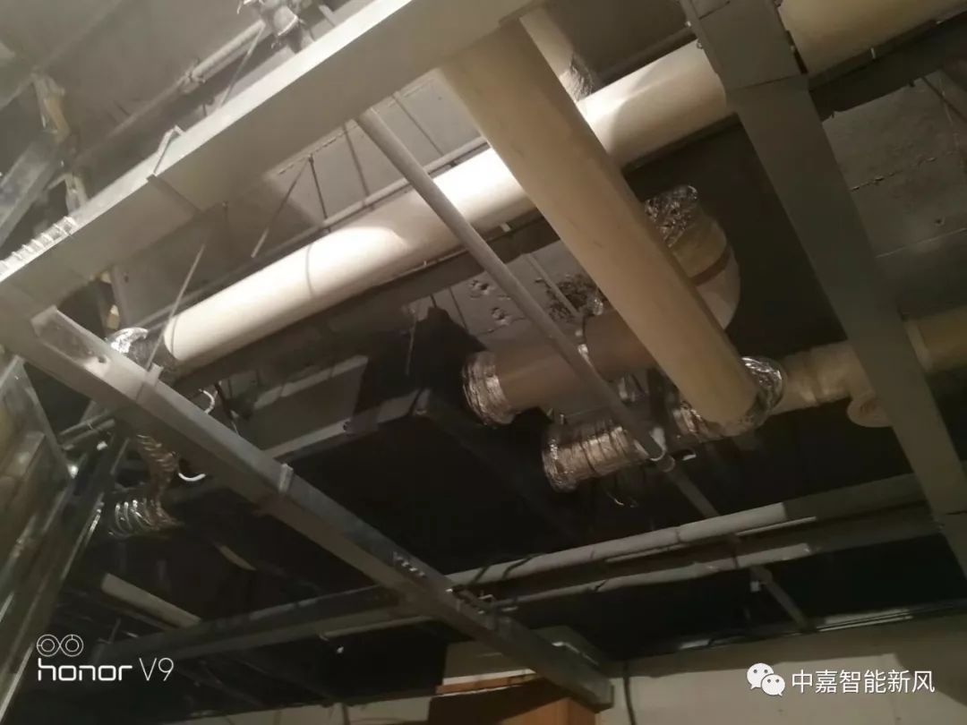 近日大连地下广场火锅店安装了中嘉新风系统,新风管道安装效果图