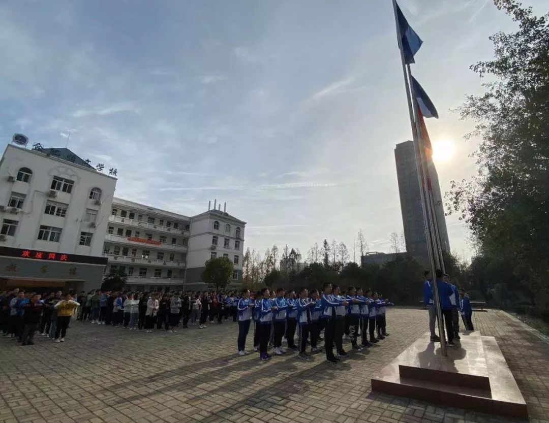 美化校园绿化环境合肥怡文学校举行升旗仪式