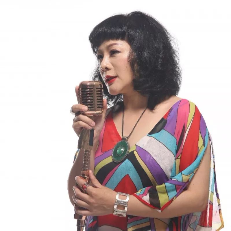 曼 丽著名发烧女歌手曼丽,早年就凭借《不老情歌》系列专辑在发烧界