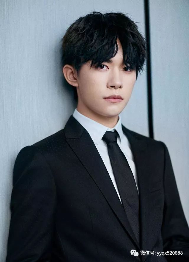 易烊千玺工作照福利 西装酷帅大佬:爱了爱了