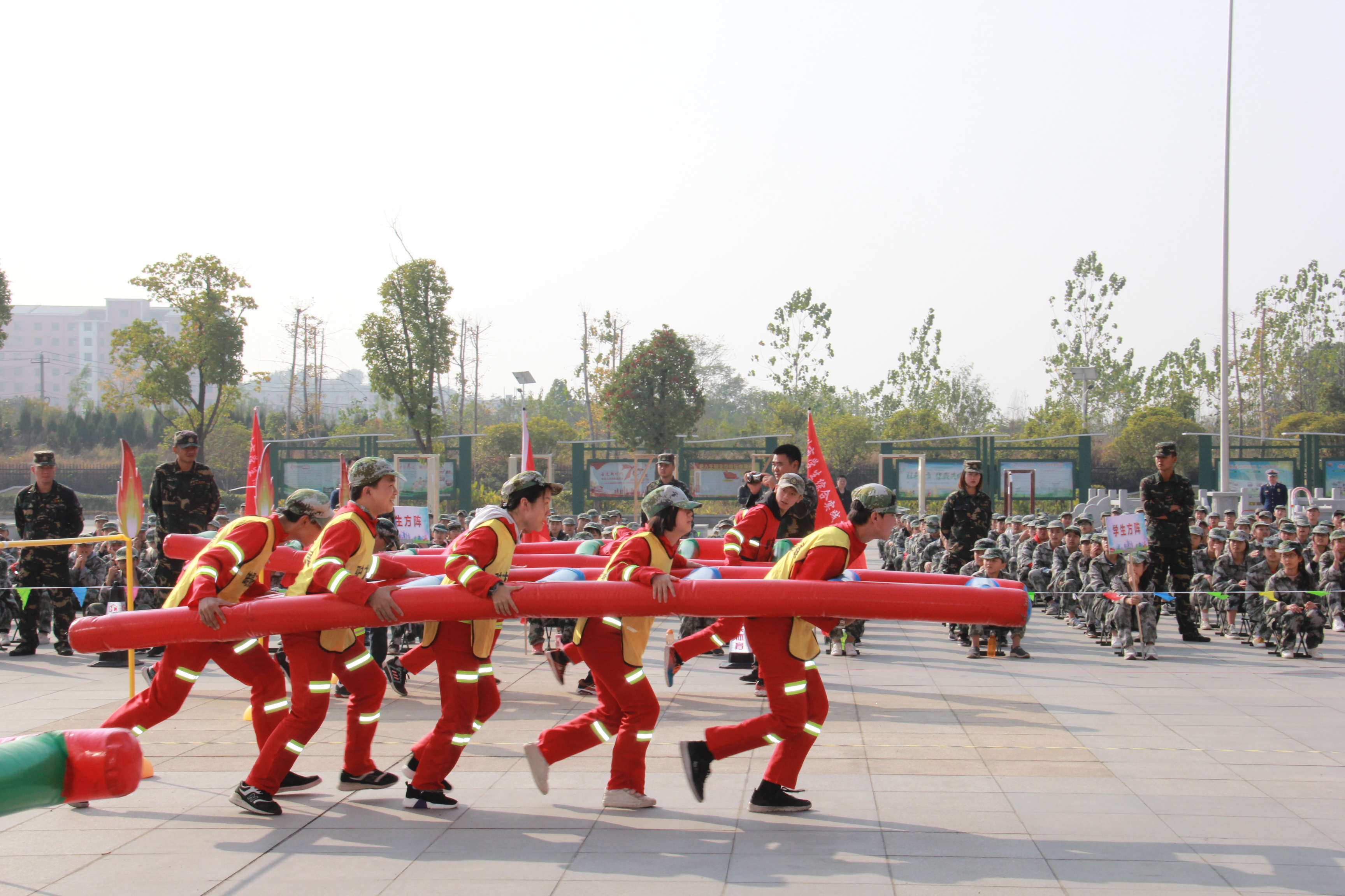 湖北鄂州:举办消防趣味运动会 游戏中get消防新技能_参赛